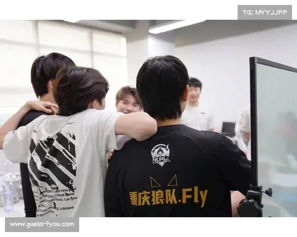 重庆狼队小胖哪吒关键局发挥，为队伍续命成功